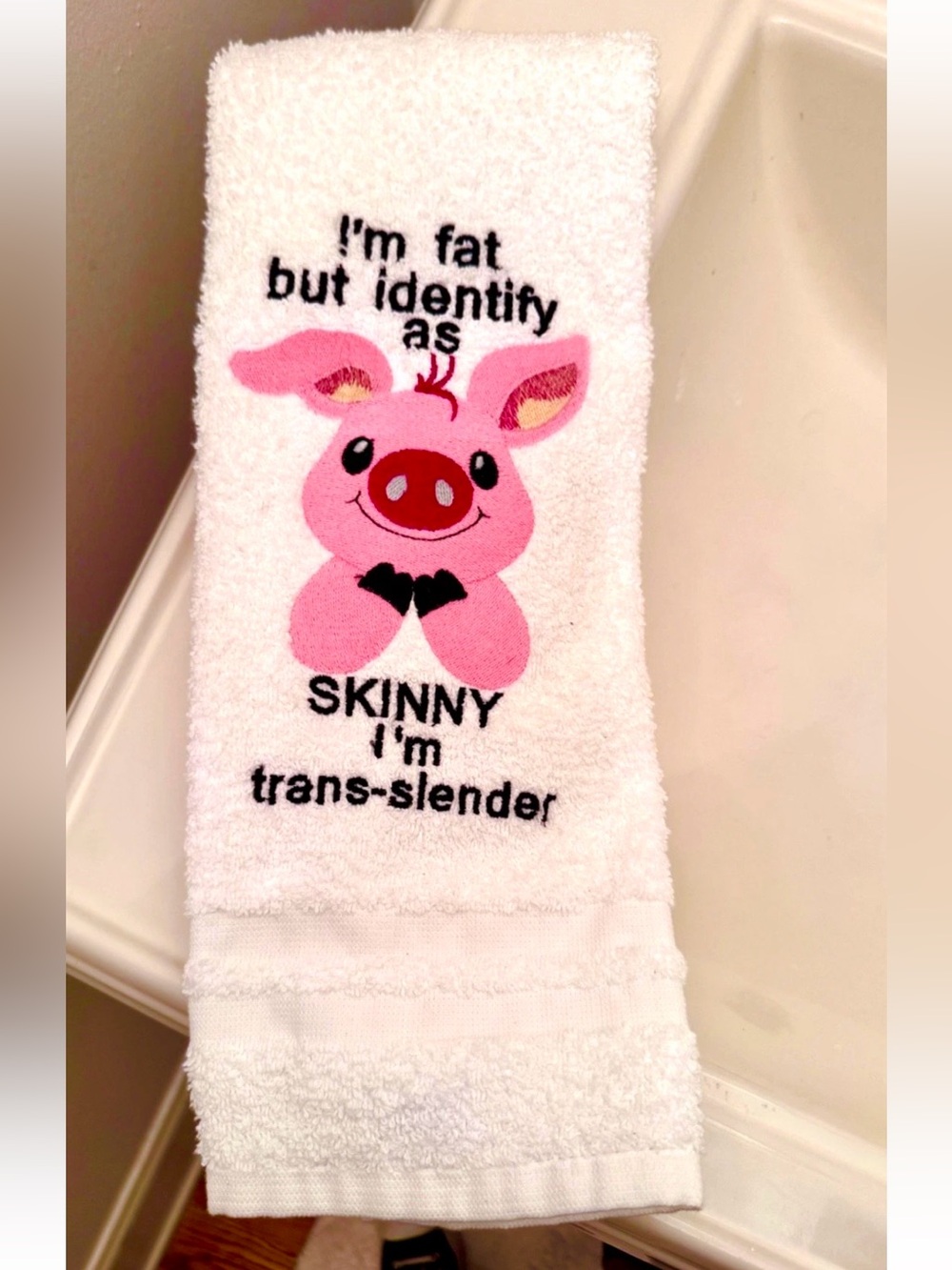 🐽MEMBER’S MARK🐽“I’M FAT BUT I IDENTIFY AS🐷TRANS-SLENDER”Embroidered HAND Towel